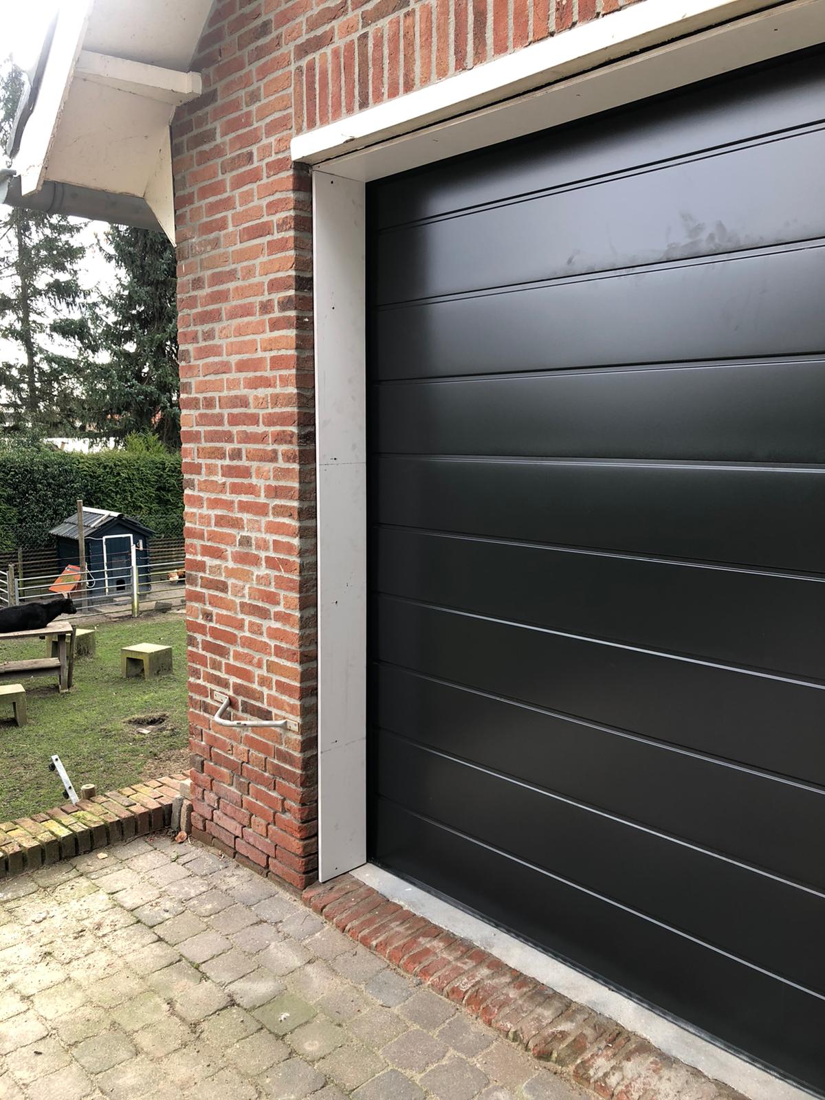 Zwarte garagedeur in Hoenzadriel 6