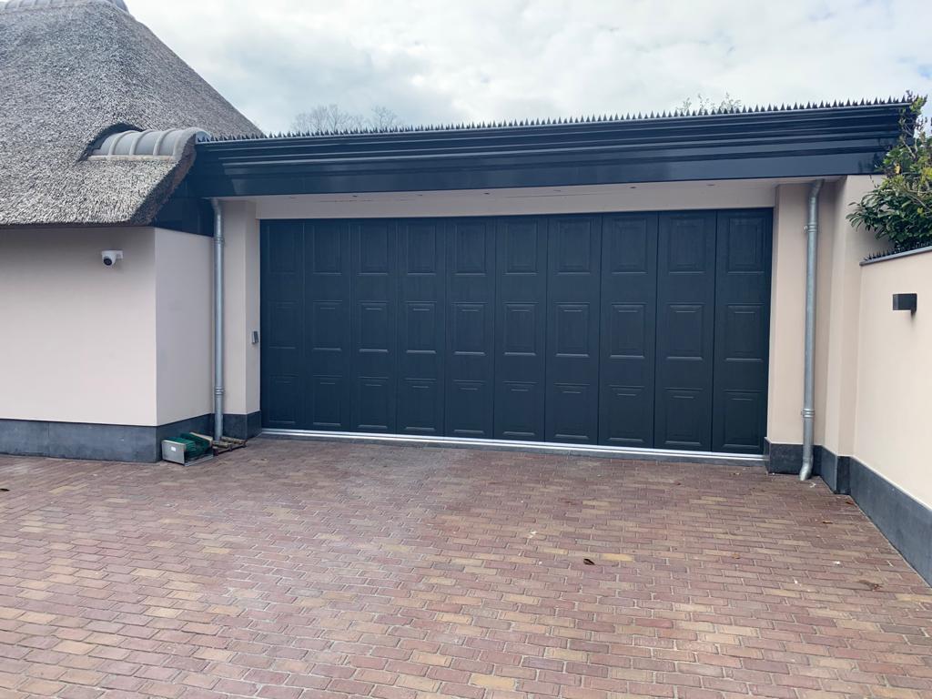 Zijwaardsdraaiende sectionaaldeur in Laren