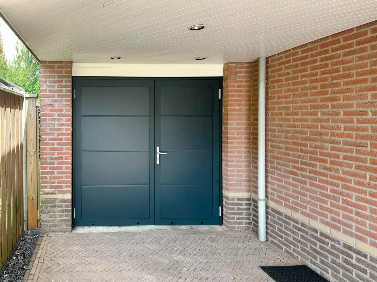 Aluminium openslaande garagedeuren op maat geplaatst in Putten