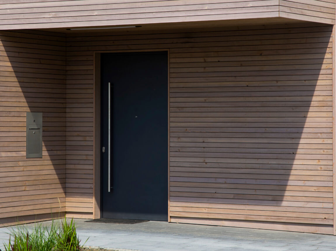 bijpassende-voordeur-1 mogelijkheden, garagedeuren, centurion, Maatwerk garagedeuren, Smart Garagedeur, Glasopties, Kleurenpalet, vakmanschap, Profilering en stijl, Bijpassende voordeur, Geïntegreerde garagedeur