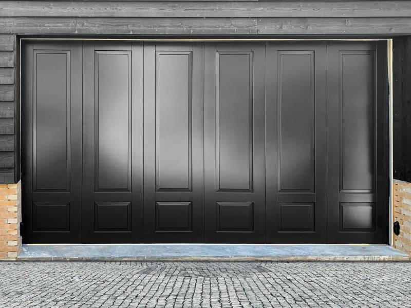 carrousel-hout-horizontaal-13 Horizontaal garagedeuren, garagedeuren, garagedeur, centurion, Horizontaal openende garagedeuren, Op maat gemaakt, Onderhoudsarm, Ruimtebesparend design, Sterk en duurzaam, Elektrisch bedienbaar, Sectionaal garagedeuren, Houten, stalen, aluminium garagedeuren