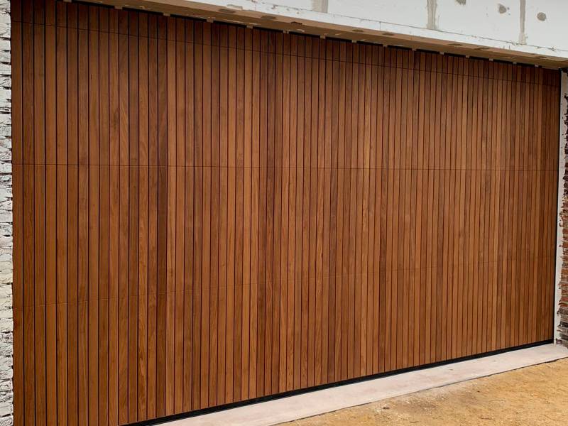 carrousel-hout-verticaal-78 verticale garagedeuren, garage deuren, centurion, verticale garagedeur, Geïsoleerde garagedeuren, Verticaal openende garagedeuren, Sectionaal garagedeuren, op maat, Ruimtebesparende garagedeuren, maatwerk, elektrische bedienbaar, houten, stalen, aluminium, inbraakwerend garagedeuren, Politiekeurmerk Veilig Wonen (SKG) garagedeuren, Geïsoleerde garagedeuren