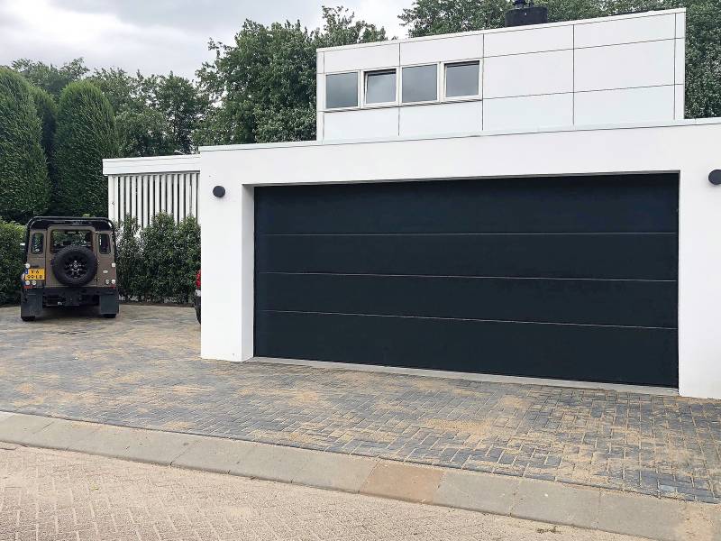 carrousel-staal-verticaal-31 verticale garagedeuren, garage deuren, centurion, verticale garagedeur, Geïsoleerde garagedeuren, Verticaal openende garagedeuren, Sectionaal garagedeuren, op maat, Ruimtebesparende garagedeuren, maatwerk, elektrische bedienbaar, houten, stalen, aluminium, inbraakwerend garagedeuren, Politiekeurmerk Veilig Wonen (SKG) garagedeuren, Geïsoleerde garagedeuren