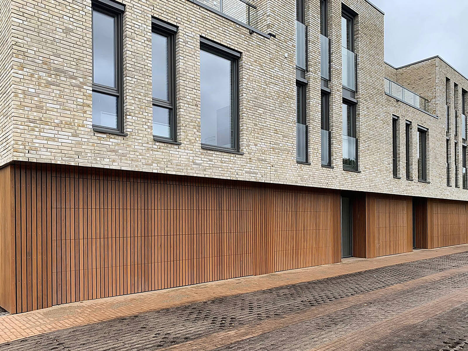 centurion-garagedeur-geintegreerd-1 geïntergreerde garagedeuren, garagedeuren, garagedeur, centurion, Gevel geïntegreerde garagedeuren, Op maat gemaakt, Diverse houtsoorten, Ruimtebesparend design, Architectuur aanpassing