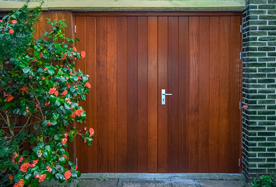 openslaande-houten-garagedeur houten garagedeuren, garagedeuren, garagedeur, centurion, houten garagedeur kopen, openslaande houten garagedeuren, horizontale houten garagedeuren, verticale houten garagedeuren, openslaande garagedeuren